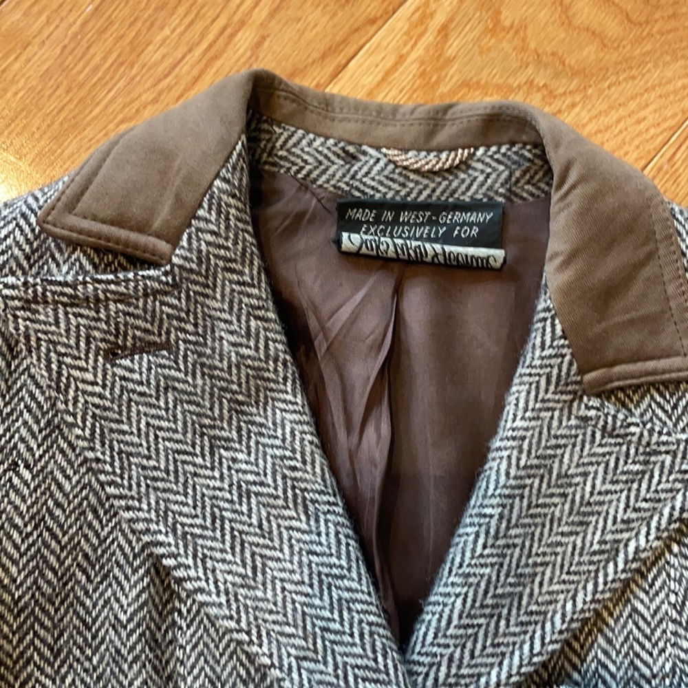 Gorgeous vintage blazer.  Such beautiful details. - Picture 4 of 12